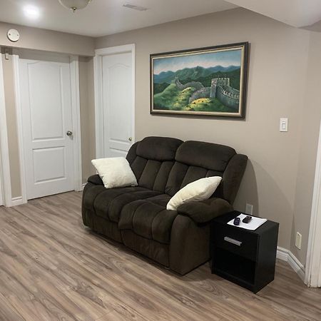 1 Room In A Cozy And Beautiful Basement กวัลฟ์ ภายนอก รูปภาพ
