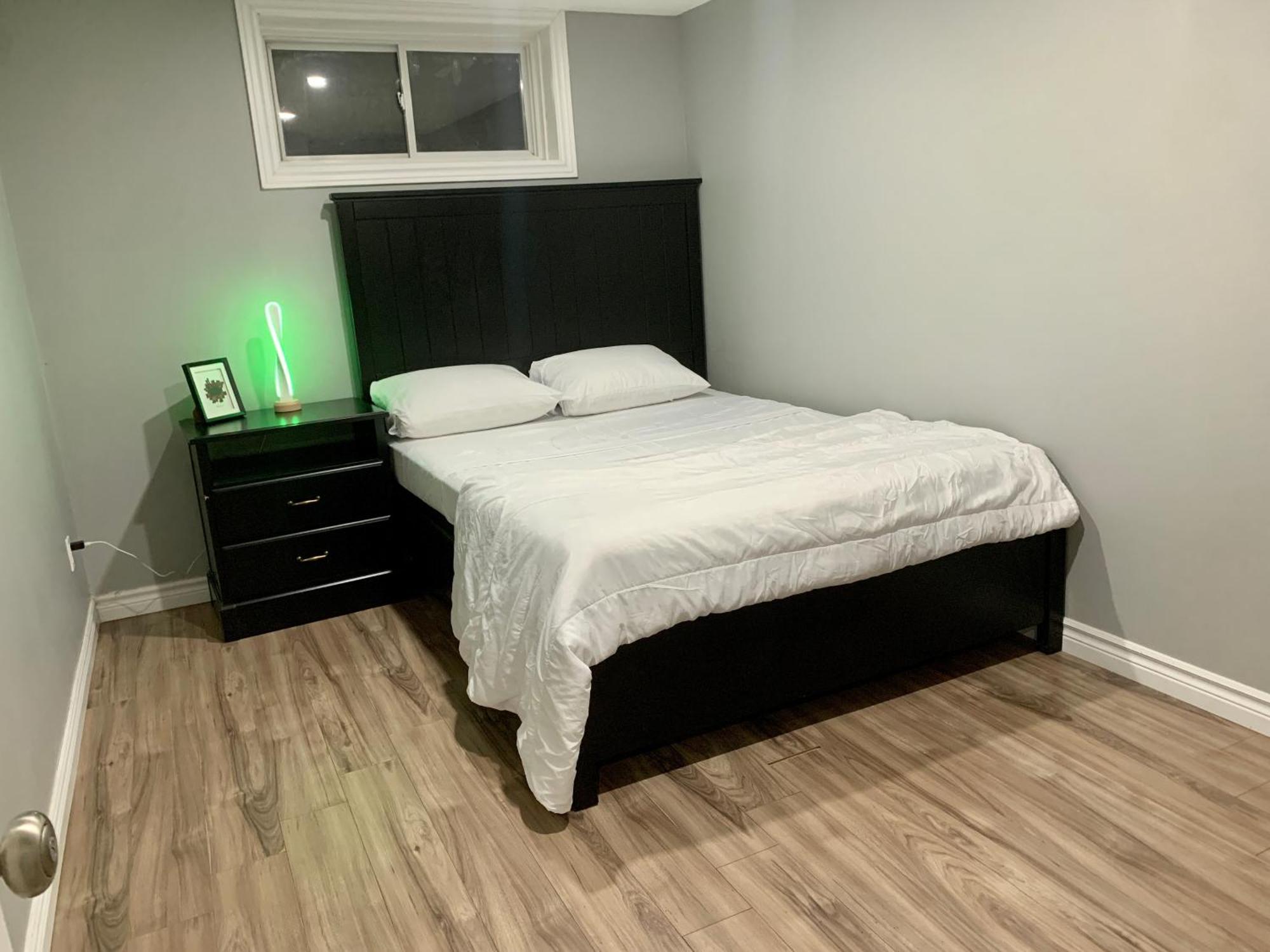 1 Room In A Cozy And Beautiful Basement กวัลฟ์ ภายนอก รูปภาพ