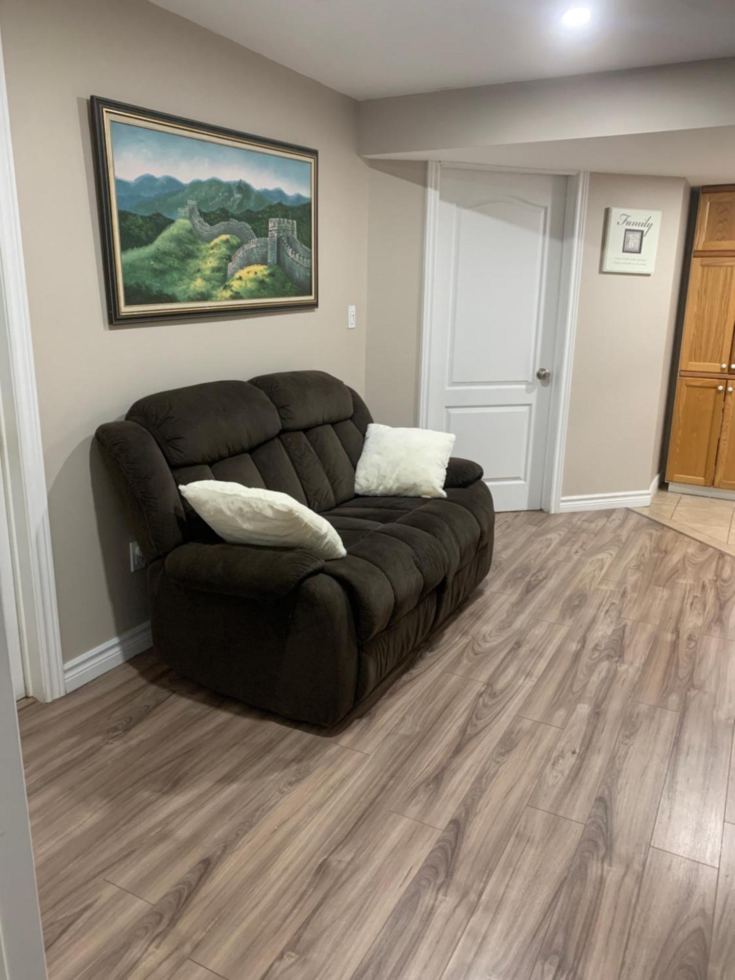 1 Room In A Cozy And Beautiful Basement กวัลฟ์ ภายนอก รูปภาพ